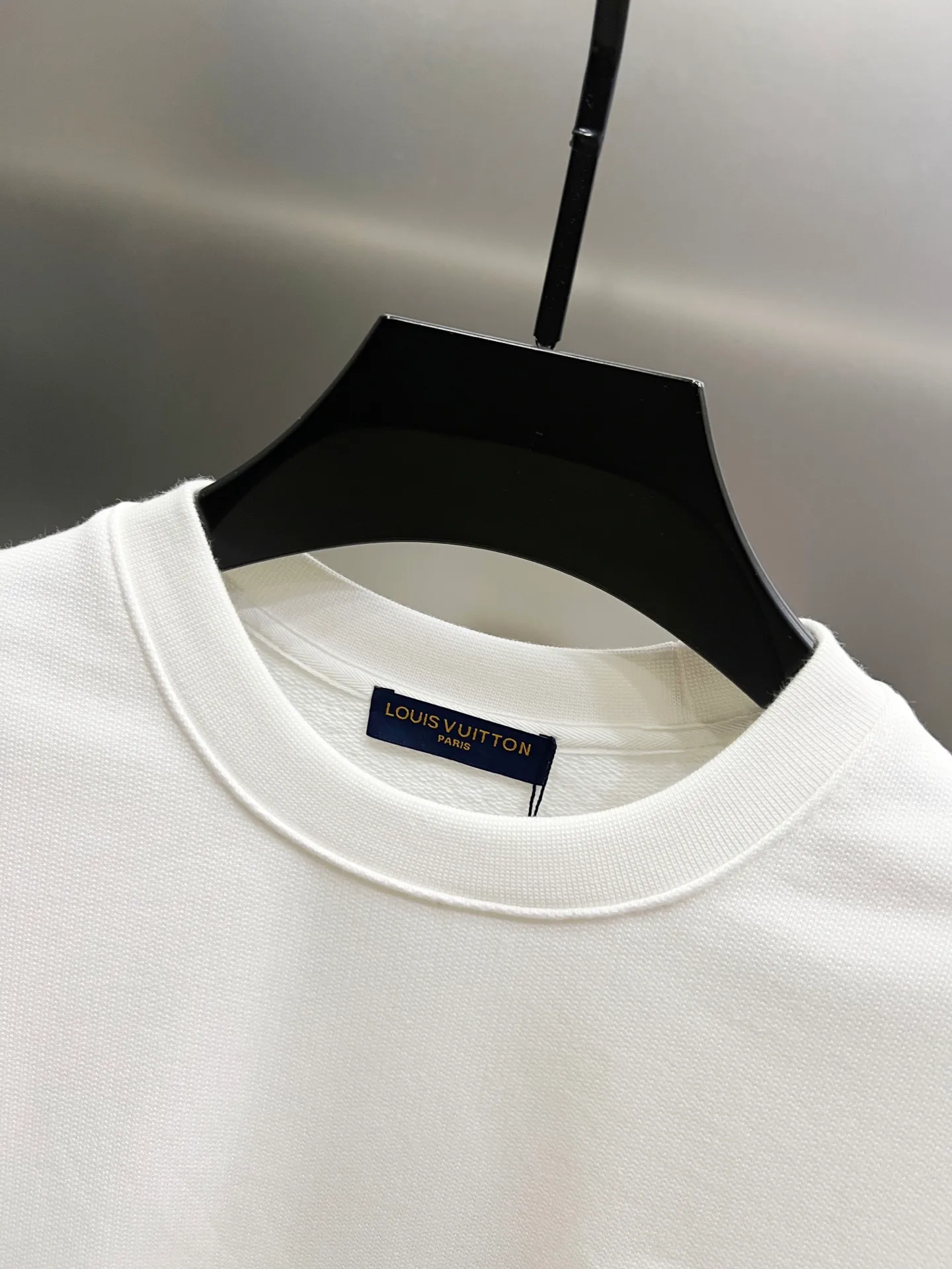 🅿️290 1v Louis* 2025 autumn and winter new style, customized 430g double yarn fabric, round neck long-sleeved sweatshirt, classic three-dimensional embroidery design, high-end version! The same loose version for men and women S M L XL XXL five sizes color black white